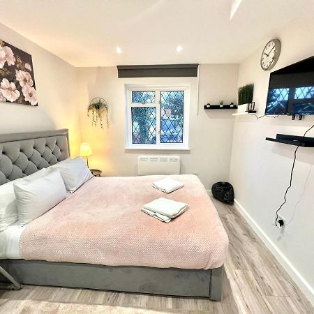 Golden Residences - Oakway Feltham Extérieur photo
