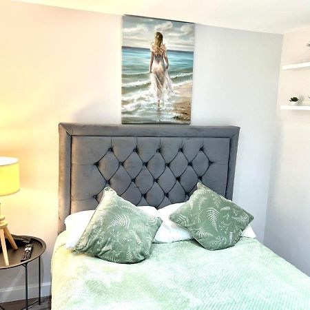 Golden Residences - Oakway Feltham Extérieur photo