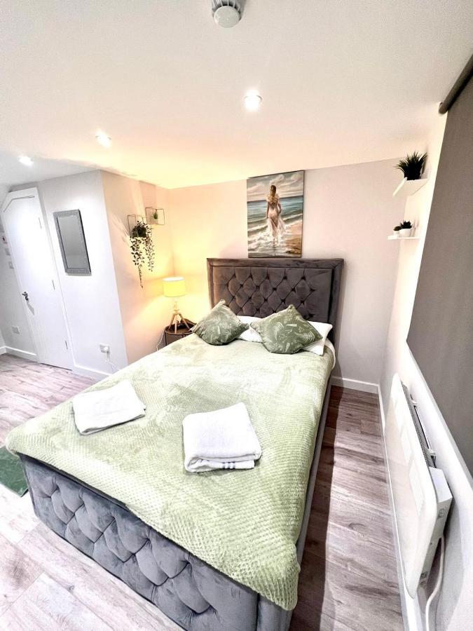 Golden Residences - Oakway Feltham Extérieur photo