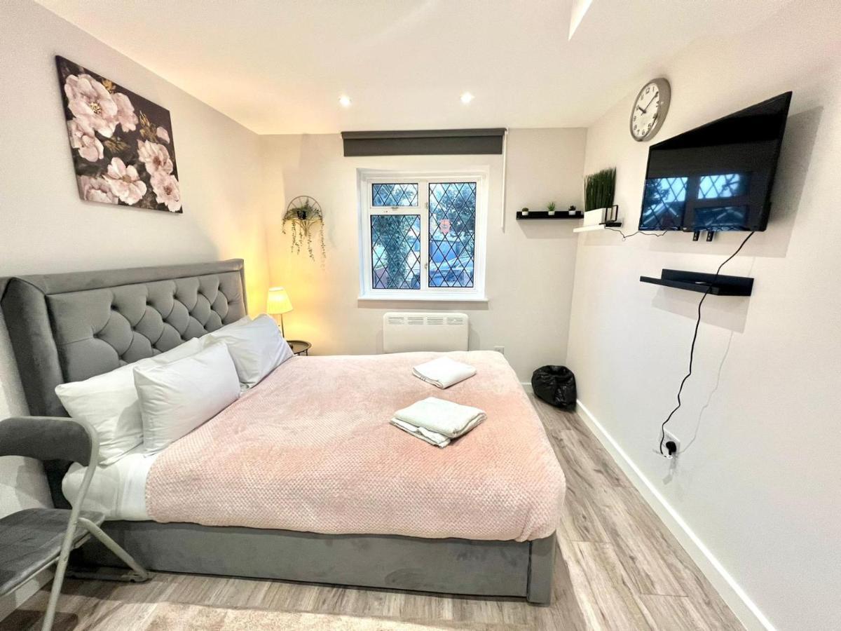 Golden Residences - Oakway Feltham Extérieur photo