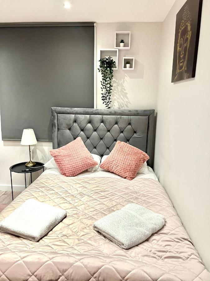 Golden Residences - Oakway Feltham Extérieur photo