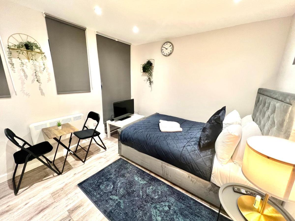 Golden Residences - Oakway Feltham Extérieur photo