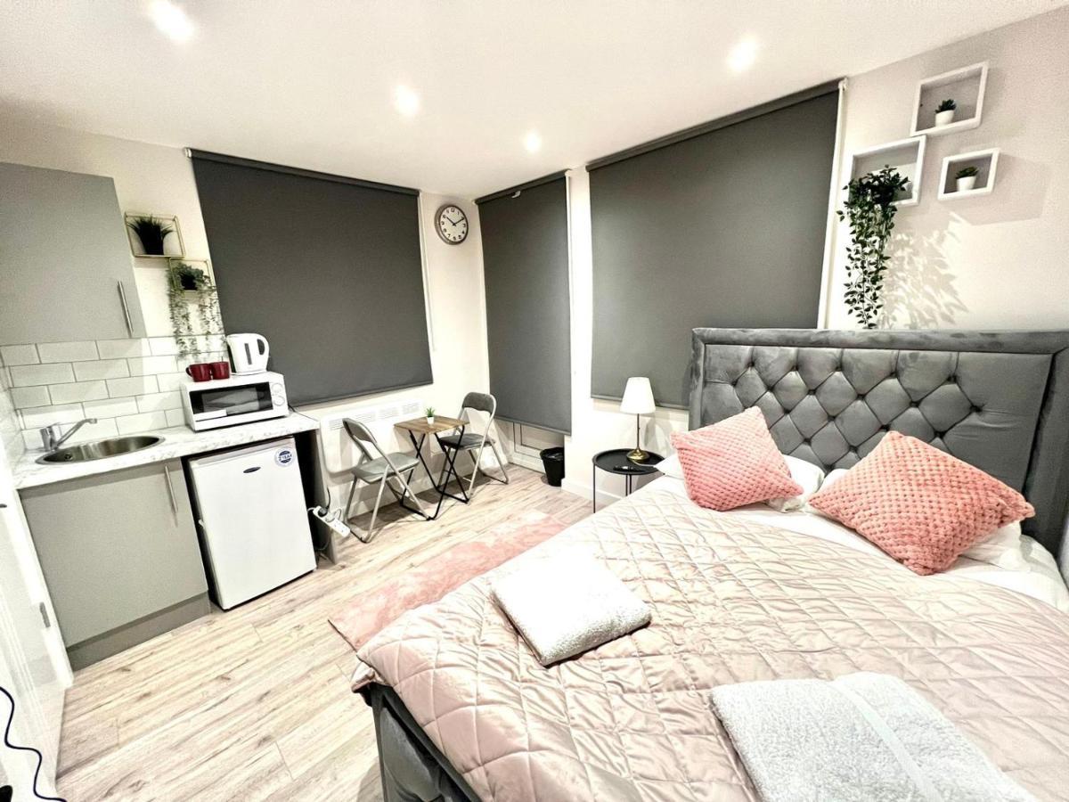 Golden Residences - Oakway Feltham Extérieur photo