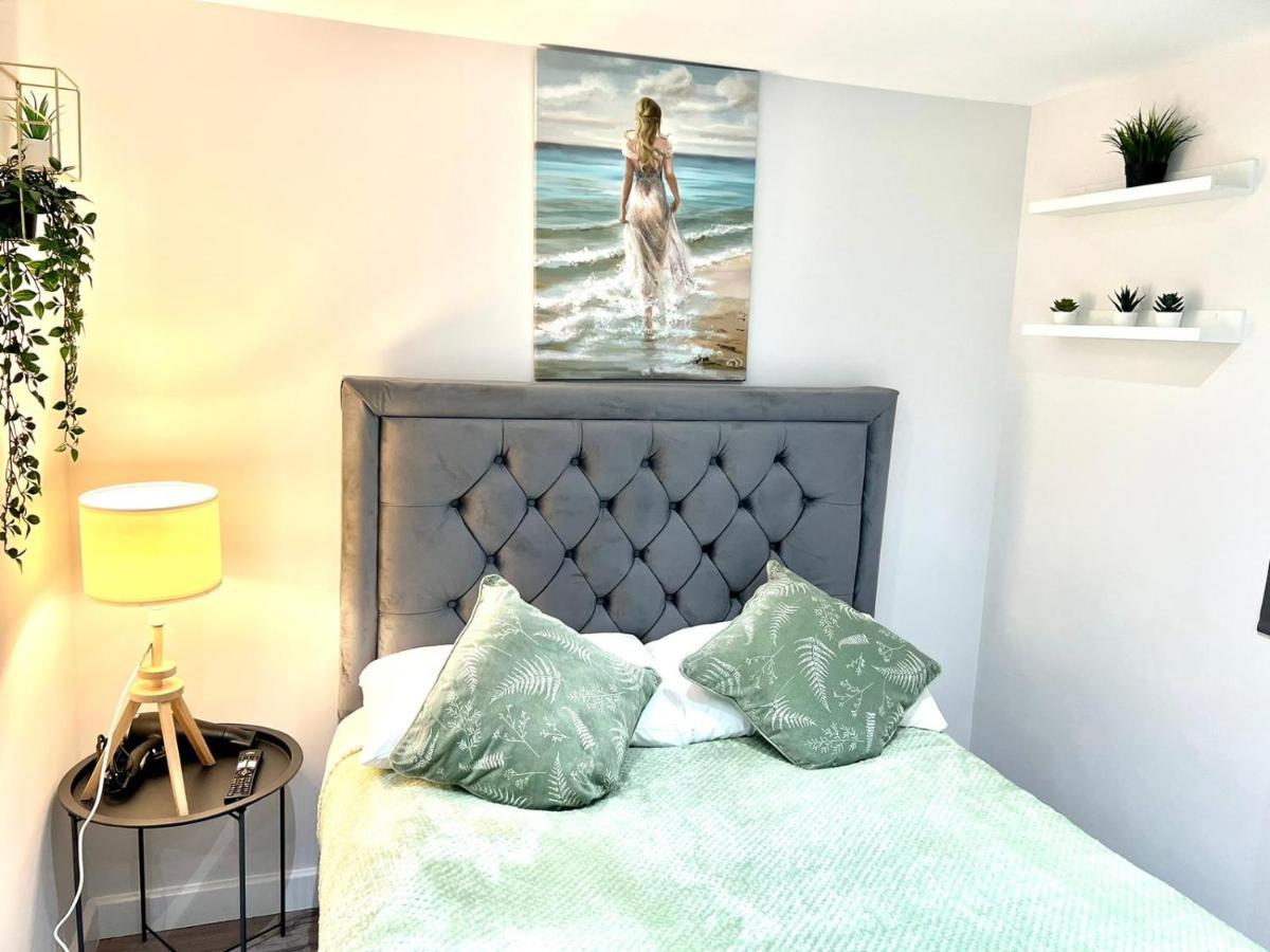 Golden Residences - Oakway Feltham Extérieur photo