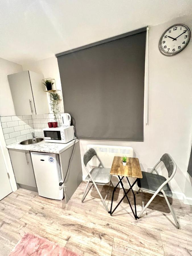 Golden Residences - Oakway Feltham Extérieur photo