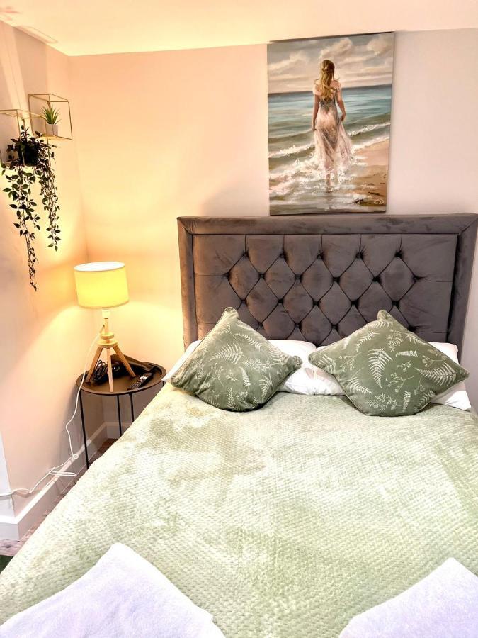 Golden Residences - Oakway Feltham Extérieur photo