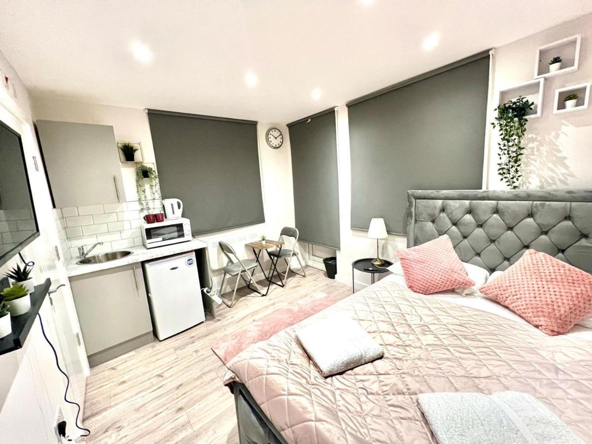 Golden Residences - Oakway Feltham Extérieur photo