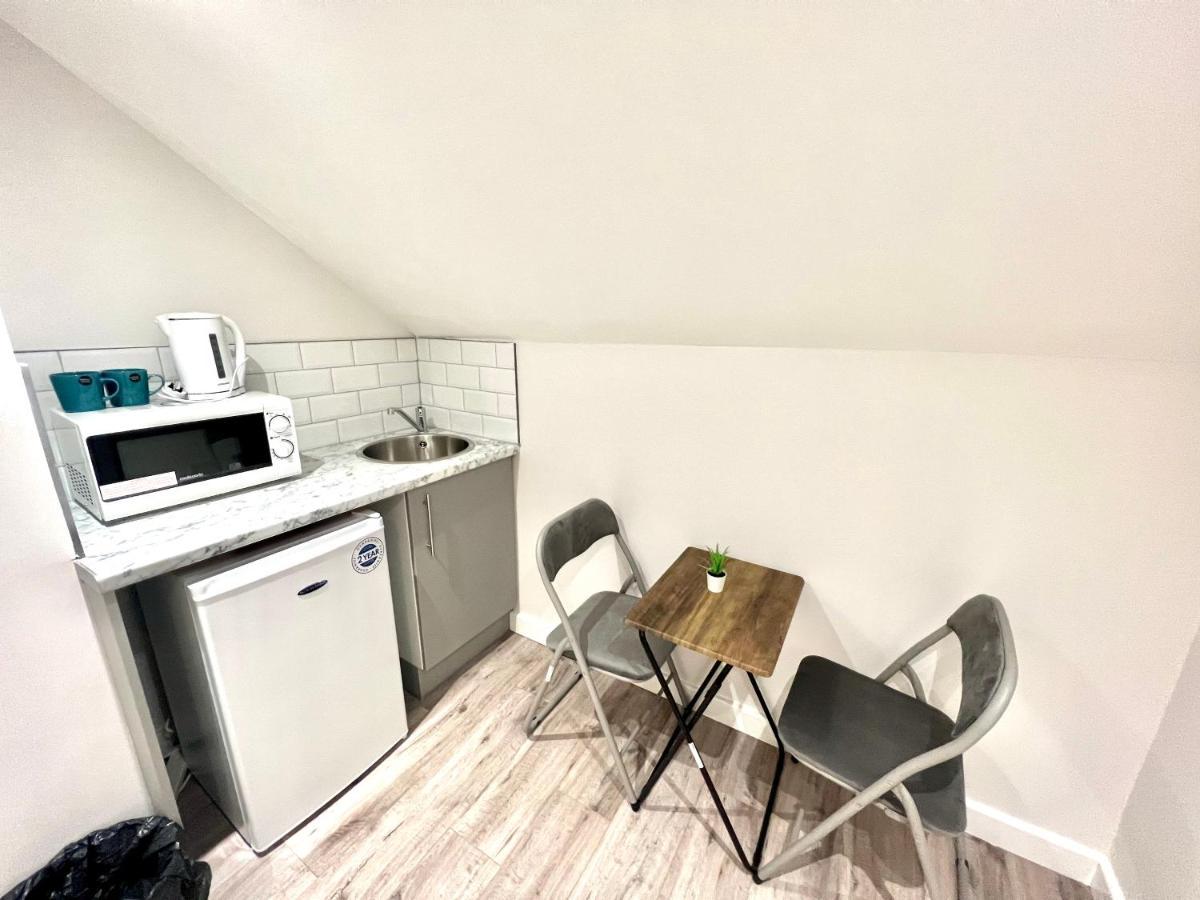 Golden Residences - Oakway Feltham Extérieur photo