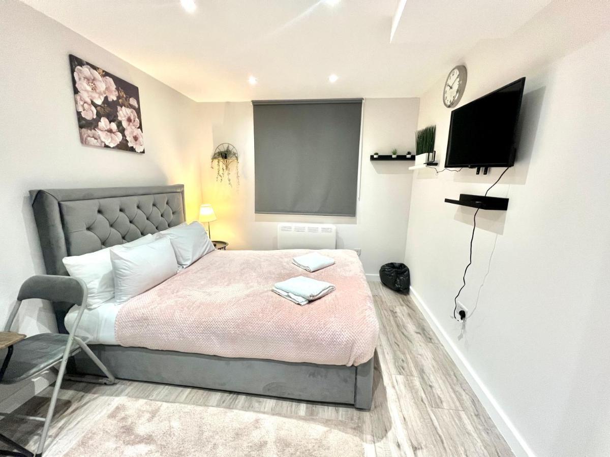 Golden Residences - Oakway Feltham Extérieur photo