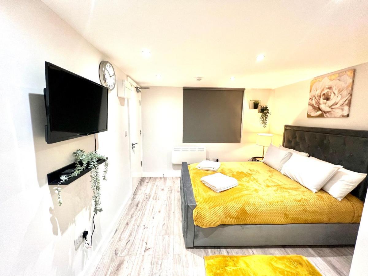 Golden Residences - Oakway Feltham Extérieur photo