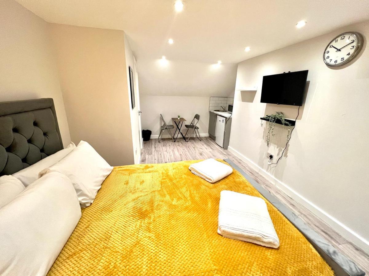 Golden Residences - Oakway Feltham Extérieur photo