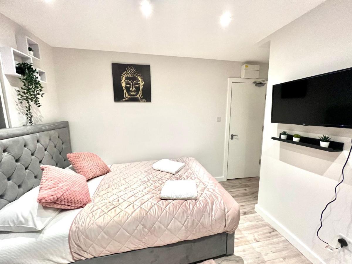Golden Residences - Oakway Feltham Extérieur photo