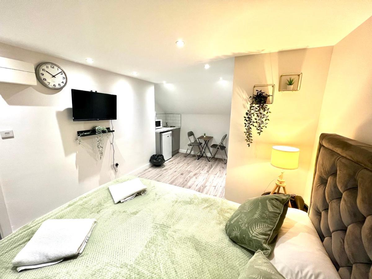 Golden Residences - Oakway Feltham Extérieur photo