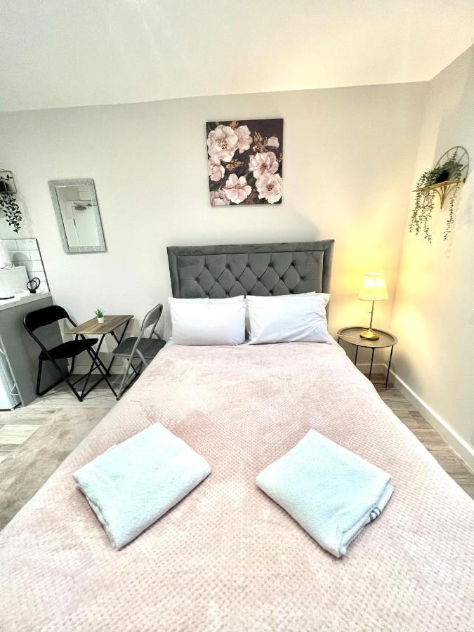 Golden Residences - Oakway Feltham Extérieur photo